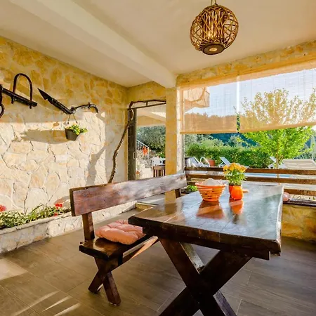 Charming With Private Pool In Mastrinka - 98 Sqm Traù