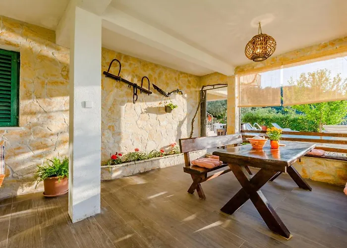 Charming With Private Pool In Mastrinka - 98 Sqm 트로기르