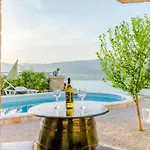 Charming With Private Pool In Mastrinka - 98 Sqm Apartamento