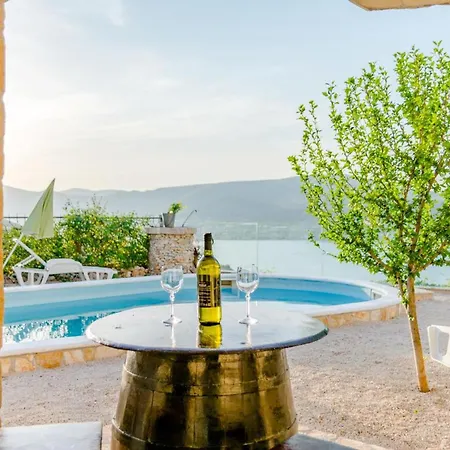 Charming With Private Pool In Mastrinka - 98 Sqm Apartmán