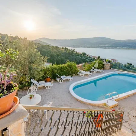Apartment Charming With Private Pool In Mastrinka - 98 Sqm
