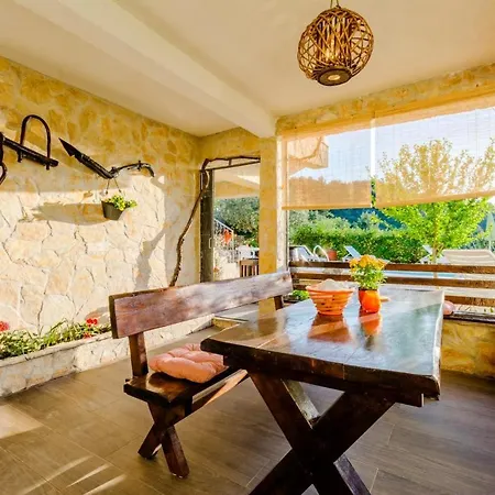 アパート Charming With Private Pool In Mastrinka - 98 Sqm トロギール