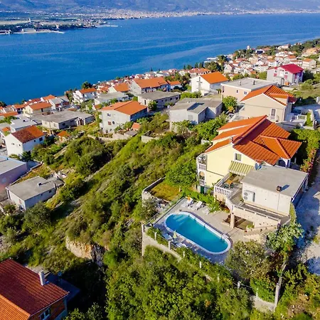 Apartament Charming With Private Pool In Mastrinka - 98 Sqm Trogir